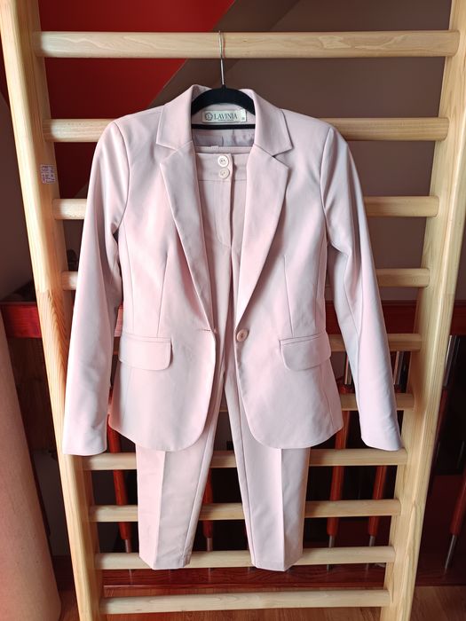 Garnitur żakiet spodnie pudrowy róż rozmiar M/L