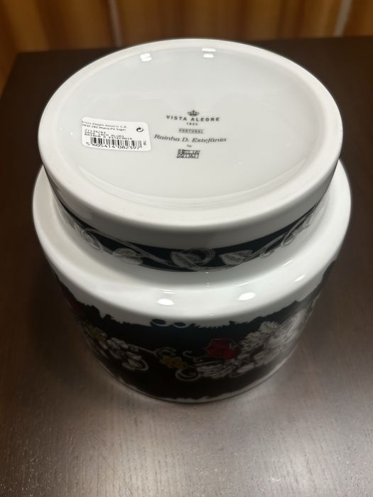 Vaso / Cachepot Vista Alegre – Coleção "Rainhas de Portugal" (D. Estefânia)