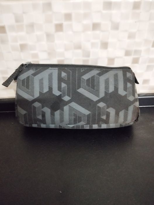 Estojo preto da Puma