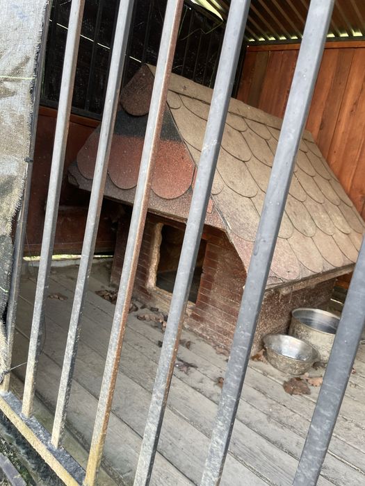 Kojec z zagrodą i dwiema budami!