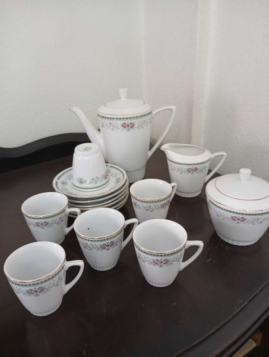 Conjunto de chávenas e bule