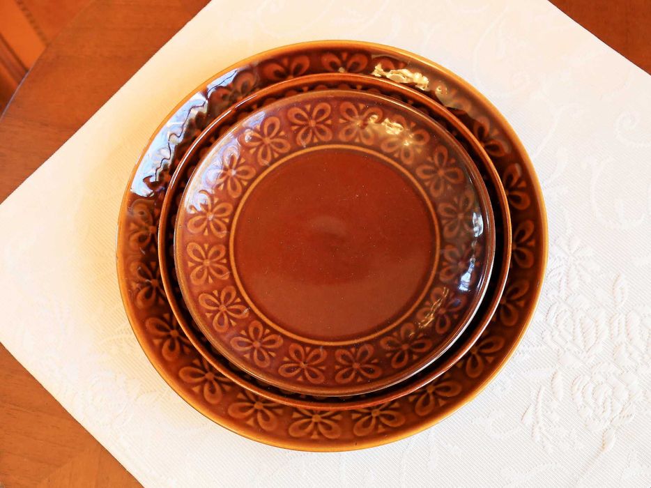 Pruszkowski porcelit „Kokardki” – serwis w stylu PRL