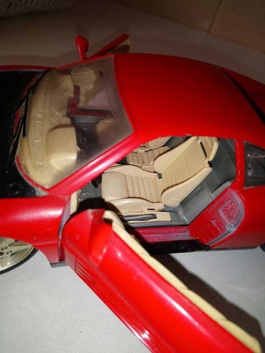 Miniatura Ferrari 348, escala 1/18