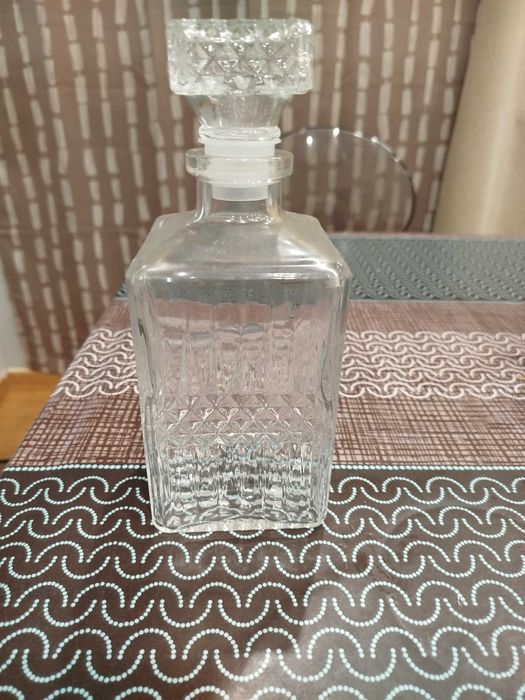 Garrafa de whiskey nova de cristal nunca usada