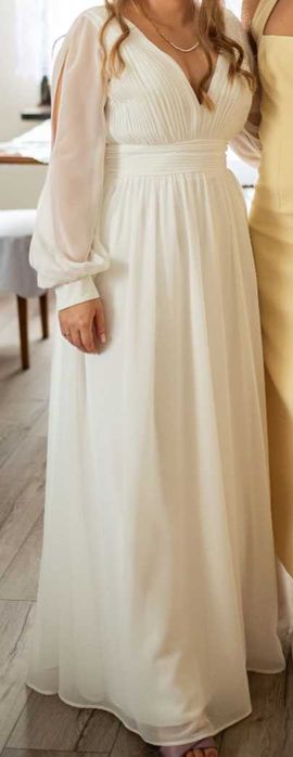 Suknia ślubna z rękawem.