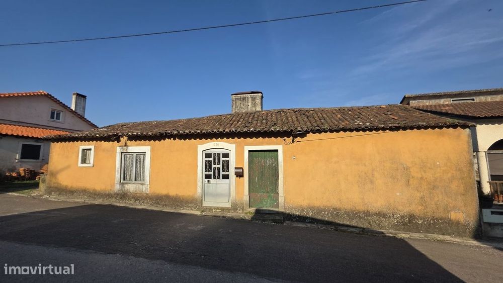 Moradia para restaurar, com terreno, perto de Ferreira do Zêzere