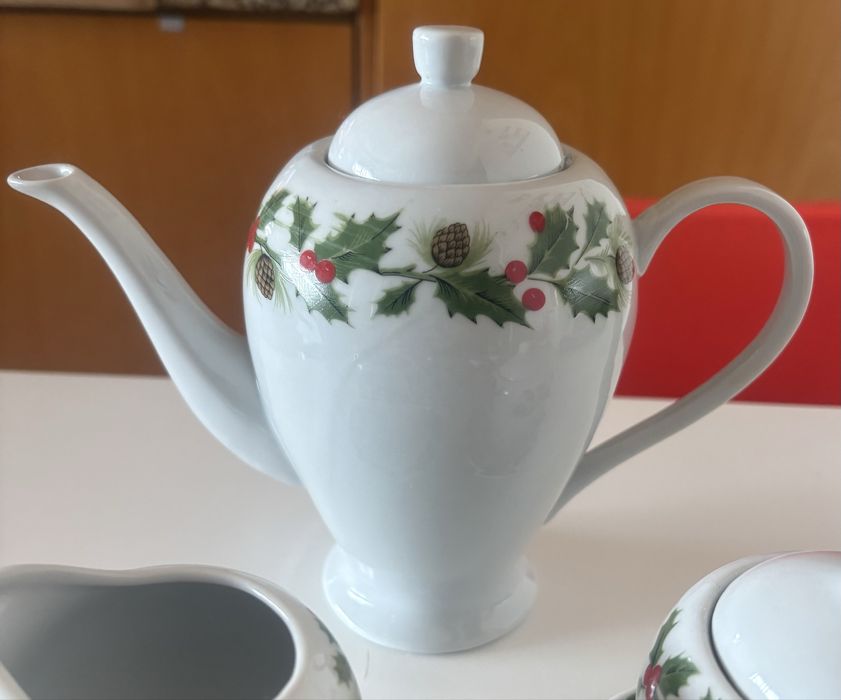 Serviço de café de Natal, quase novo.