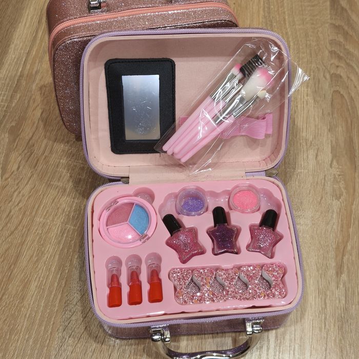 Набір дитячої косметики в чемодані для дівчаток