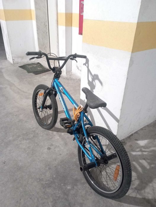 Bicicleta BMX  com peseiras tem algum desgaste nos punhos, pneus novos