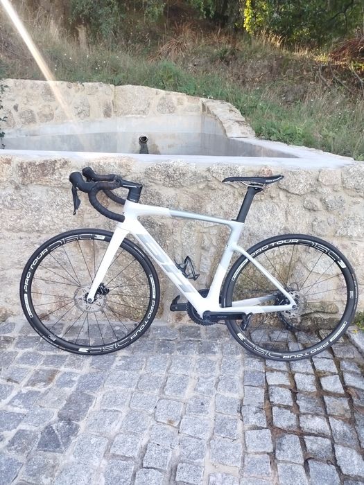 Bicicleta de estrada BH