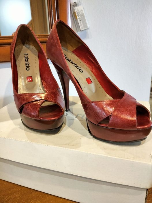 Sprzedam szpilki rozm 35 skórzane stan idealny