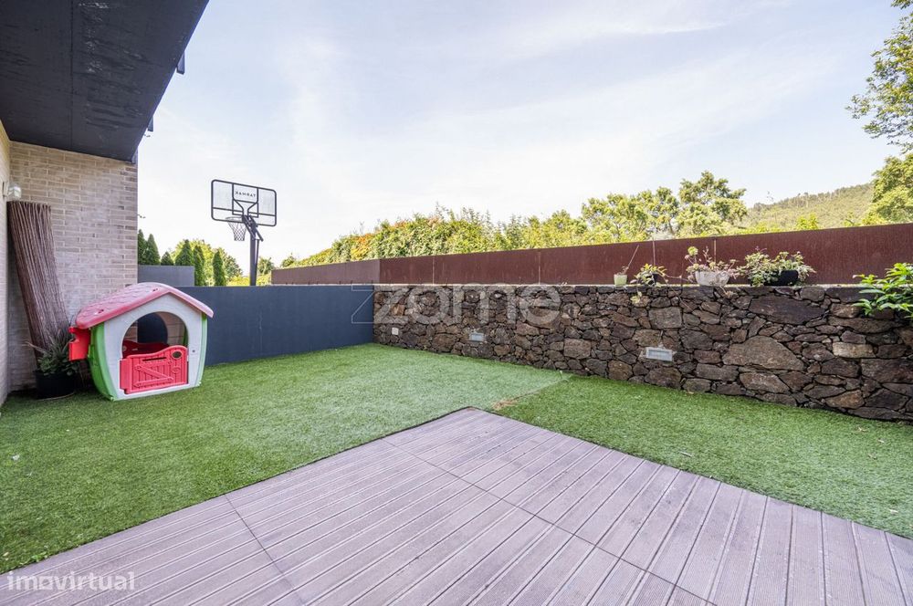 Moradia T4 | 345 m2 Área Bruta | Garagem | Logradouro | Fraião - Br...