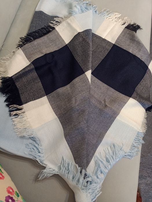 Chusta damska z motywem kraty .