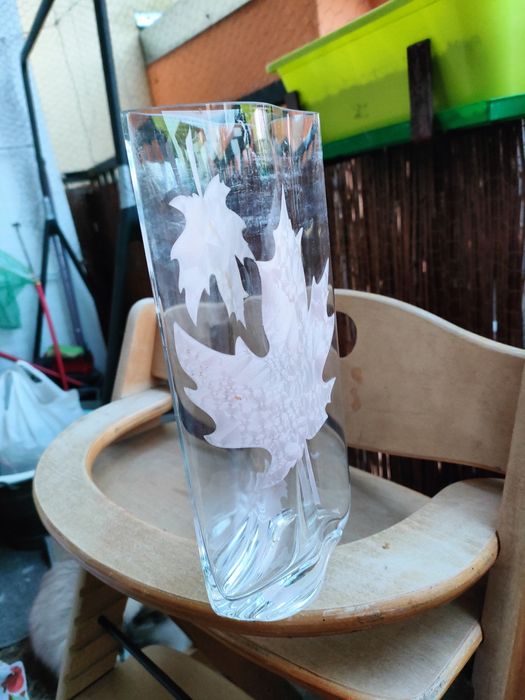 Wazon szkło z worem liści