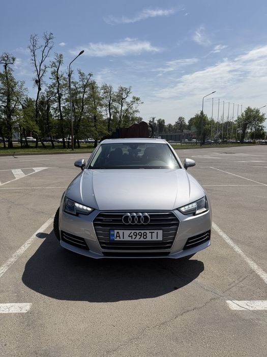 Машина Audi A4 2017 року