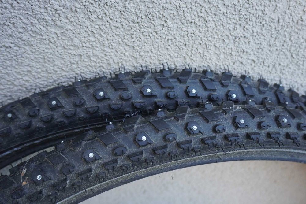 Komplet nowych opon zimowych z kolcami Schwalbe Snow Stud 26" x 1.90 / 1839 g/kpl.