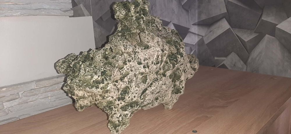 Skała do akwarium z kryjówkami