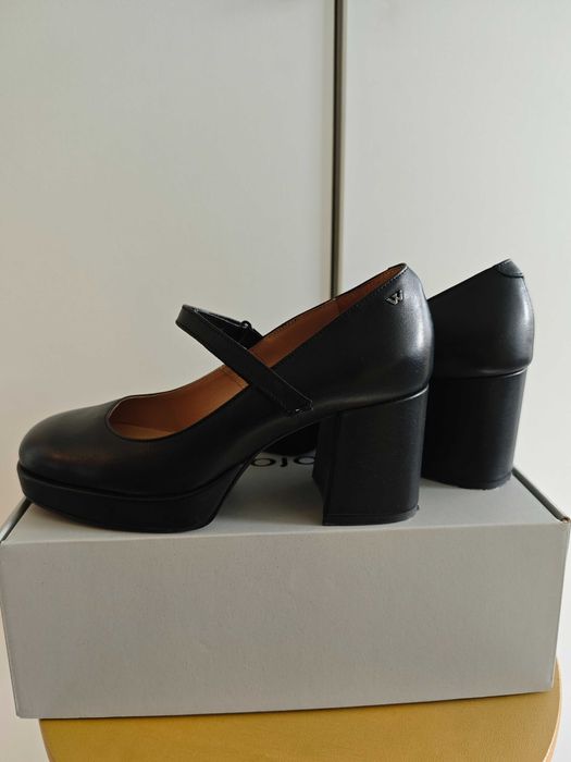 Czółenka z paskiem typu Mary Jane