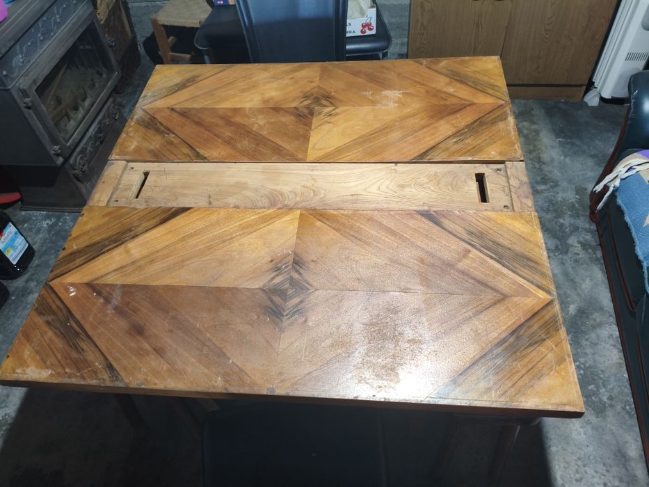 Mesa de madeira com 4 cadeiras