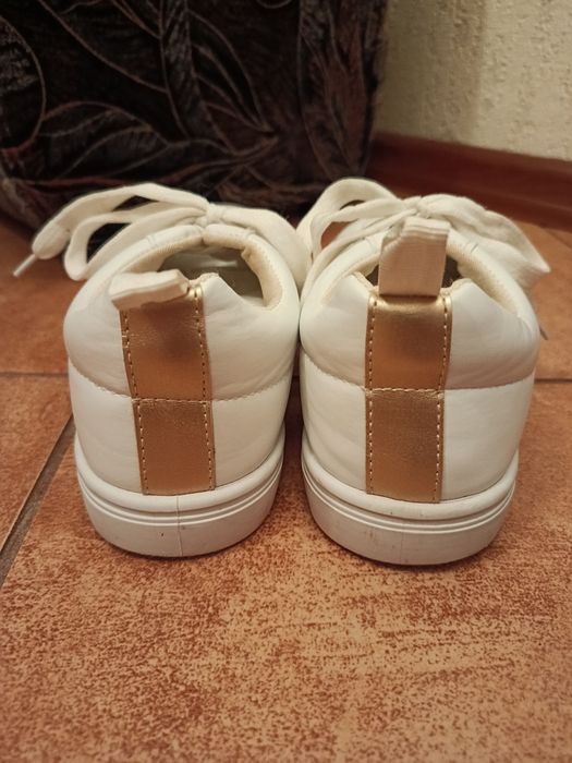 40 Białe sneakersy Unisex