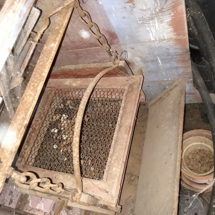 Erguedeira ou Tarara anos 40. Maquina manual de limpar cereias