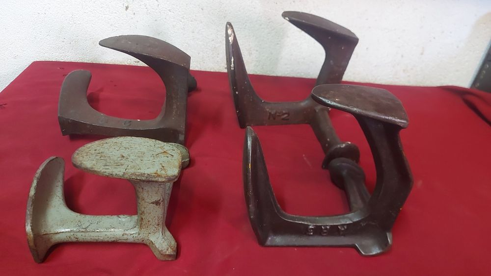 Várias sapateiras antigas