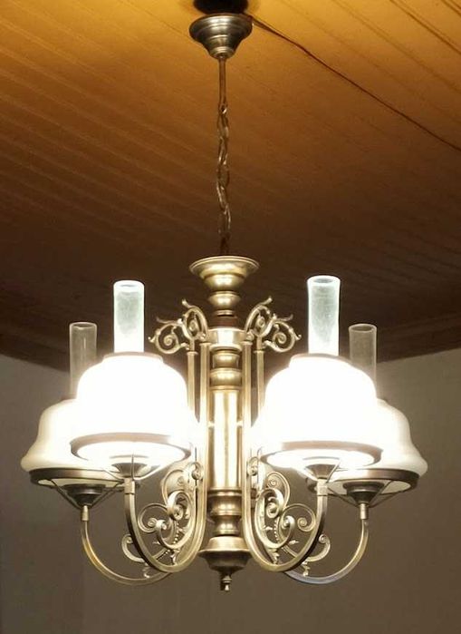 Candeeiro de teto vintage. Muito elegante numa sala