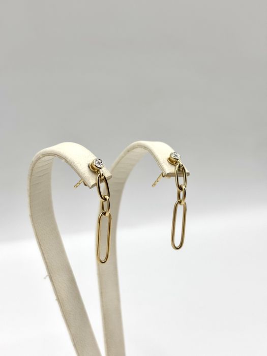 Złote kolczyki spinacze z diamentami.