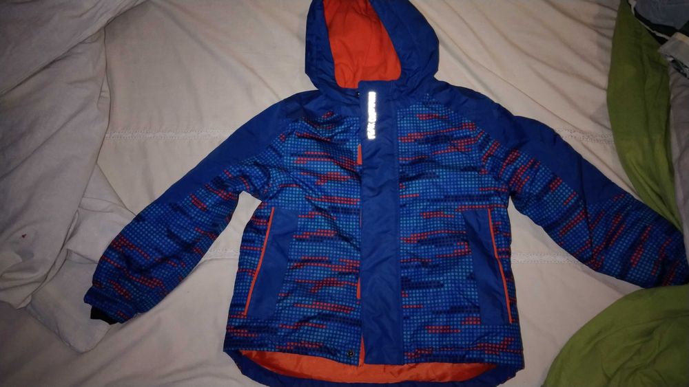 Продам демисезонный костюм