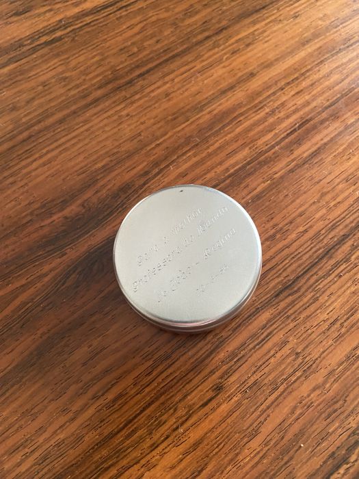 Caixa de comprimidos em prata