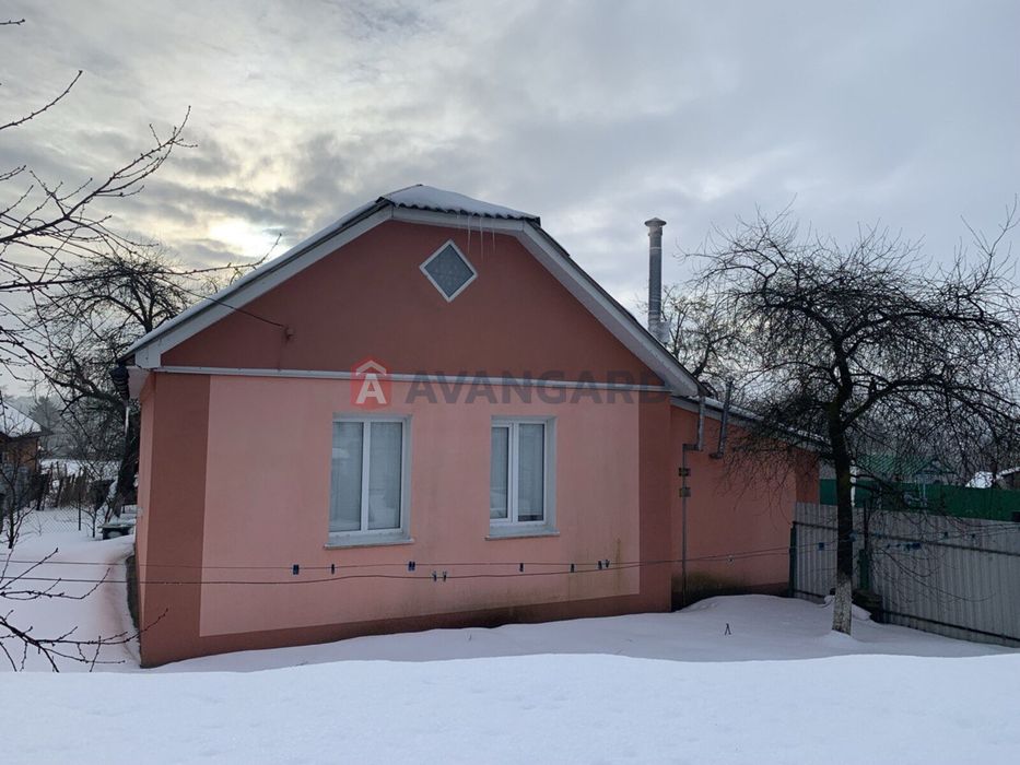 Цегельний одноповерховий будинок у центрі села Скарженці