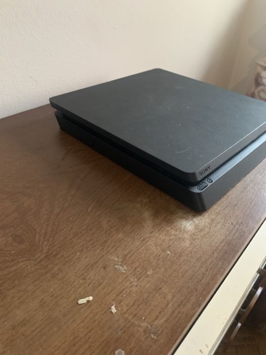 Vendo ps4 slim   Com jogos so nao tem comando