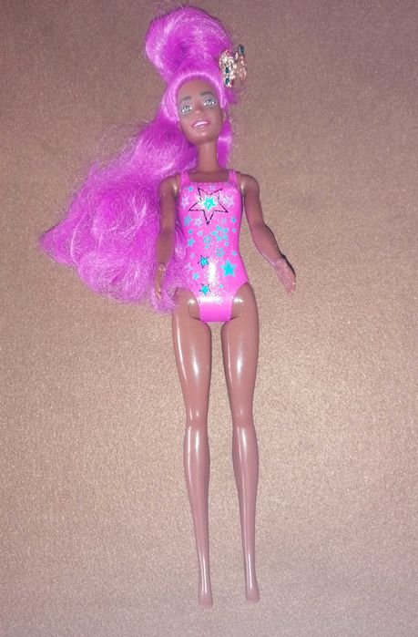 Lalka Barbie murzynka z różowymi włosami.