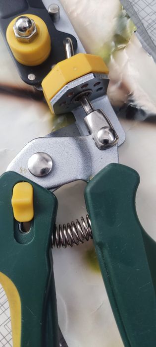 Tesoura cortar relva em aço carbono by Swiss. NOVA