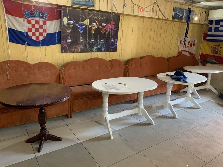 Продам диван для бару або кухні.Майже не були в експлуатації Є  8 шт Довжина 1.6 м І столи 6 шт.Натур дерево.