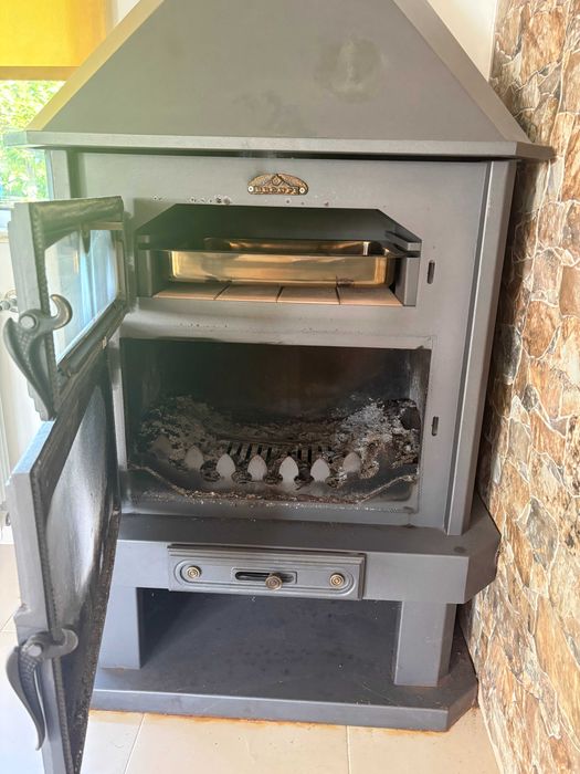 Salamandra a lenha com forno e porta lenha, com uso de 2 vezes