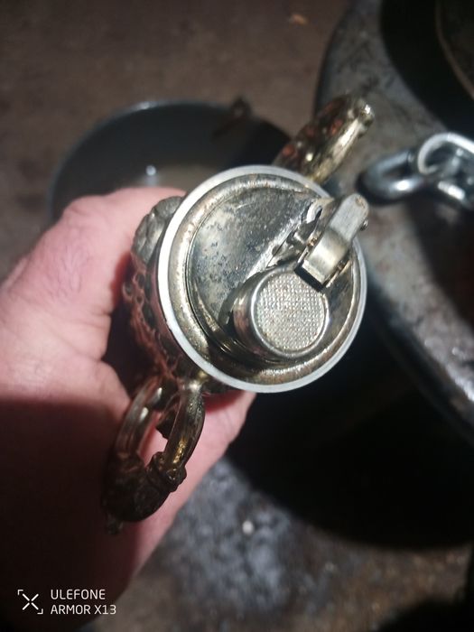 Isqueiro antigo em metal