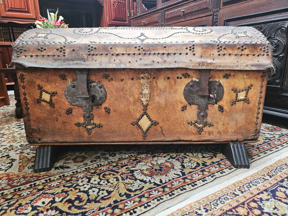 Cómoda / Bau antiquíssimo, Ideal para decoração - Bom estado geral