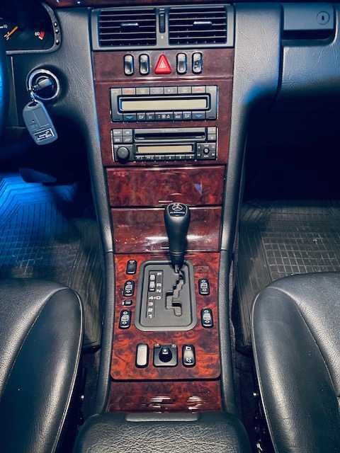 Mercedes-Benz E 300 — fotografia 8