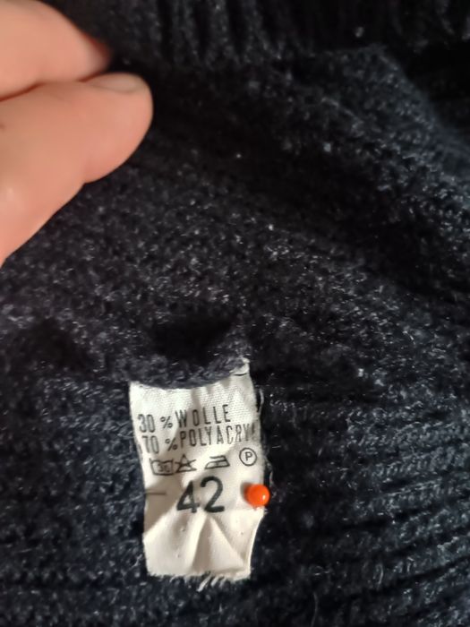 Czarny sweter damski