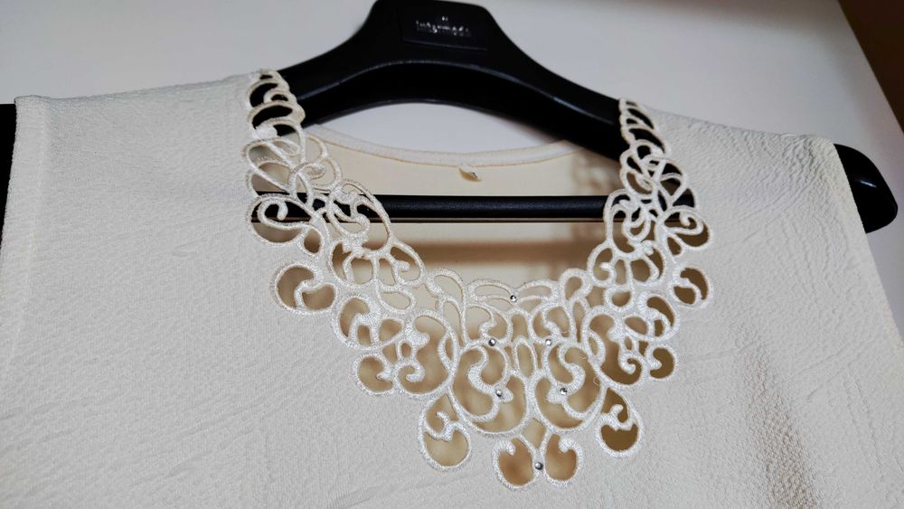 Kremowa bluzka z dekoltem niczym kolia [r. 44/46]