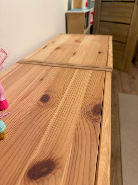 Dwa regały trofast z pojemnikami