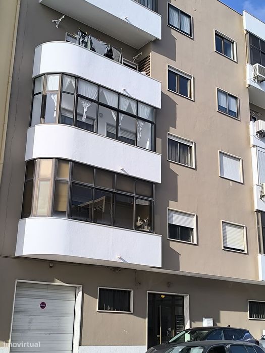 Apartamento T3, parcialmente mobilado. Pragal - Almada.