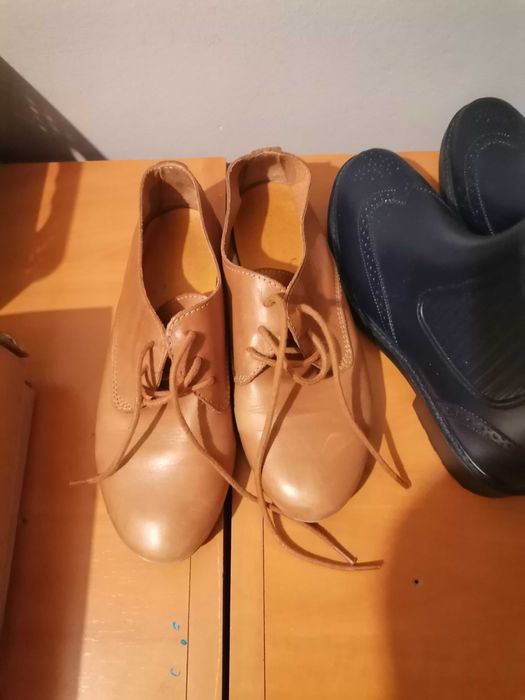 Mini botas e um par de sapato