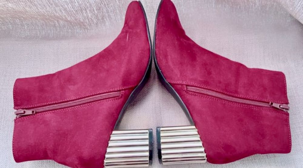 Botins bordeuax e salto dourado
