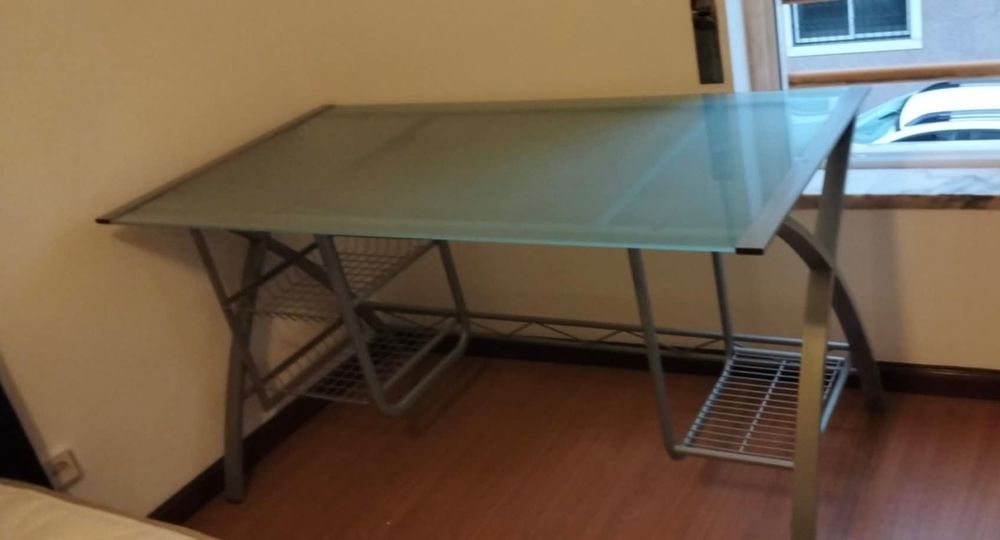 Mesa de Escritório em Vidro Fosco com Estrutura Metálica - 140x70x75cm