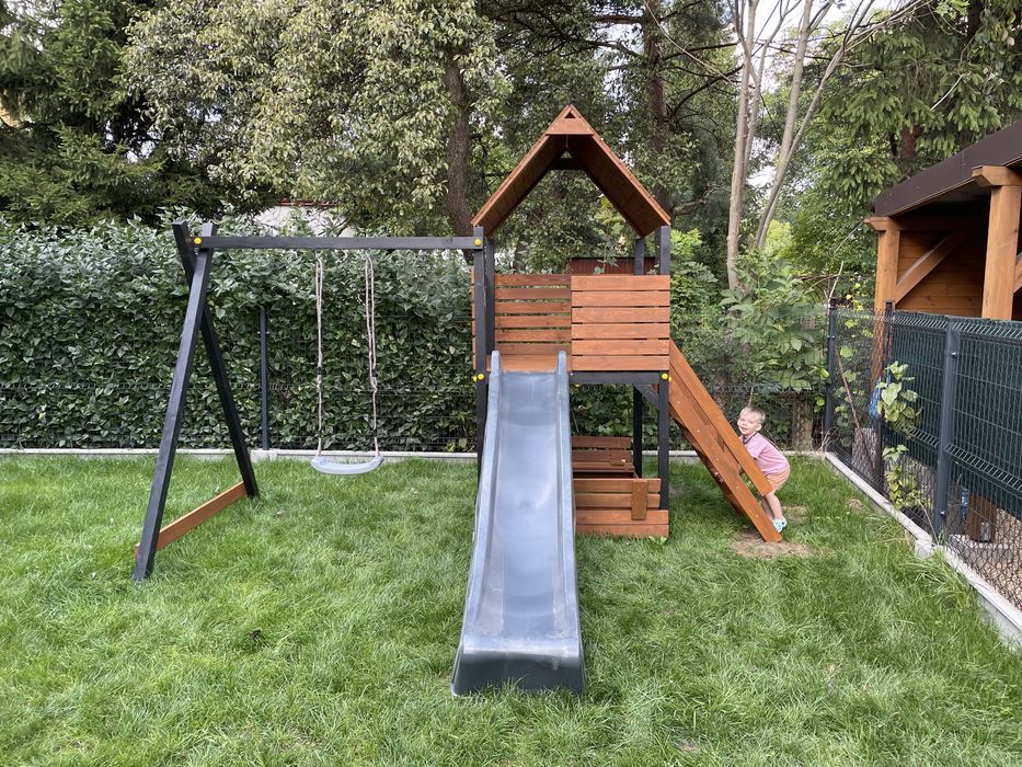 Drewniany plac zabaw