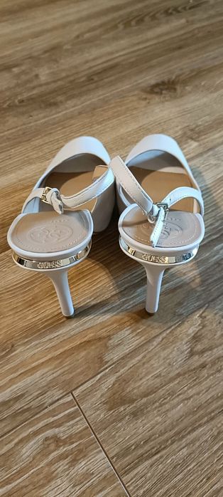 Szpilki białe GUESS Nowe