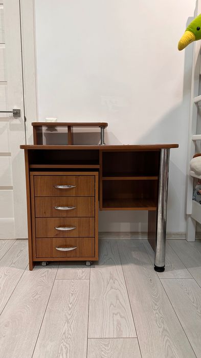 Стіл письмовий , компактний, тумба на коліщатах.Гарний стан.