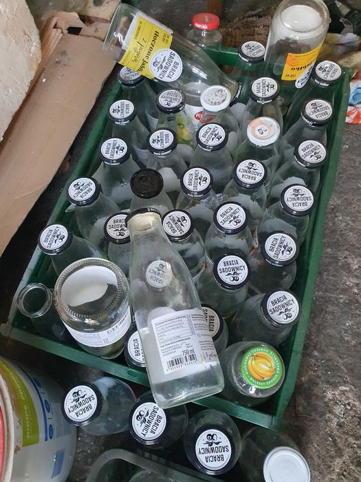 Szklane butelki po sokach ok 70 sztuk